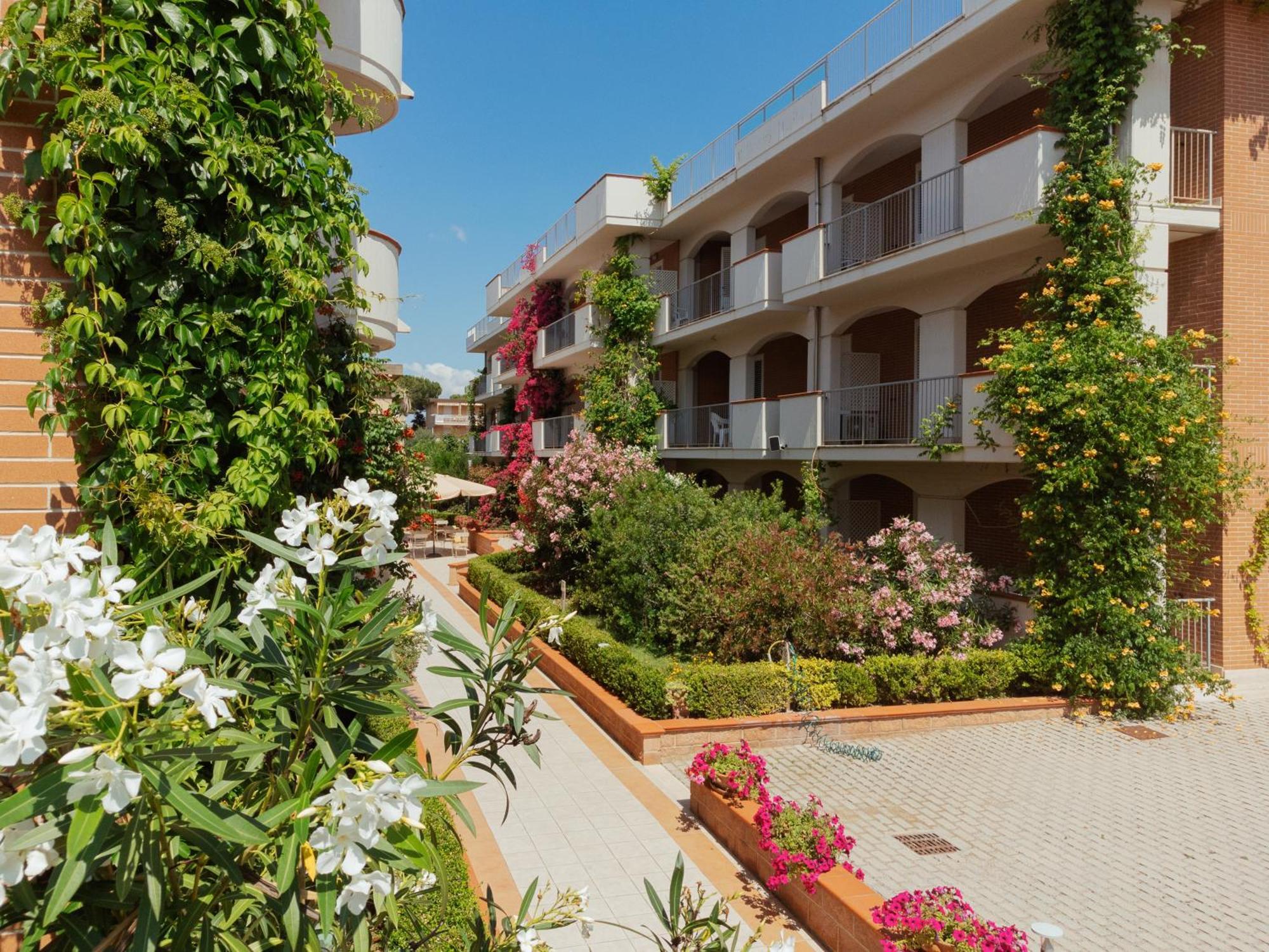 I Cinque Pini Hotel Follonica Exterior photo